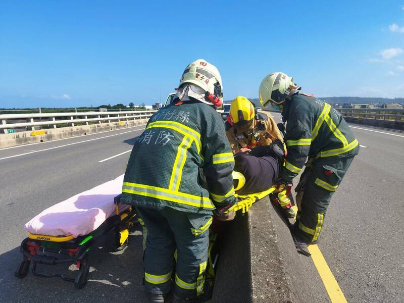 西滨快速公路今天上班时间发生2货车追撞意外,后车驾驶游男一度受困,并在事发后约半小时被火速送医。(新竹县政府消防局提供) 西滨快速公路今天上班时间发生2货车追撞意外,后车驾驶游男一度受困,并在事发后约半小时被火速送医。(新竹县政府消防局提供)