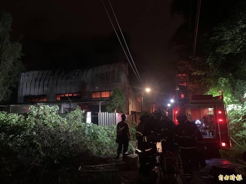 消防目前出动37车、92人出水抢救中。(记者黄政嘉摄) 消防目前出动37车、92人出水抢救中。(记者黄政嘉摄)