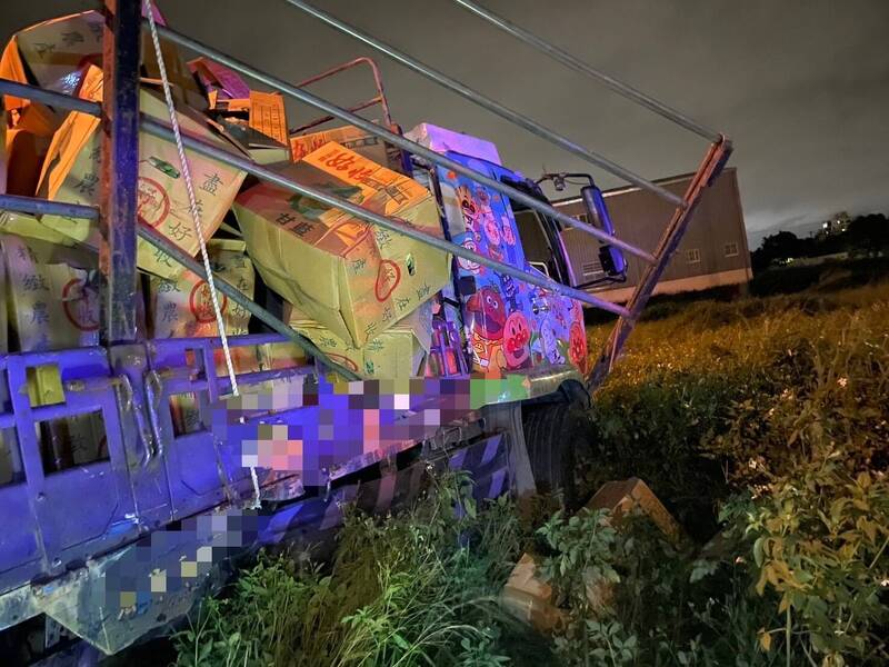 自用大货车行经上开路口左转新文路时,疑左转后未停等红灯,擦撞对向车道直行的连结车。(记者黄政嘉翻摄) 自用大货车行经上开路口左转新文路时,疑左转后未停等红灯,擦撞对向车道直行的连结车。(记者黄政嘉翻摄)