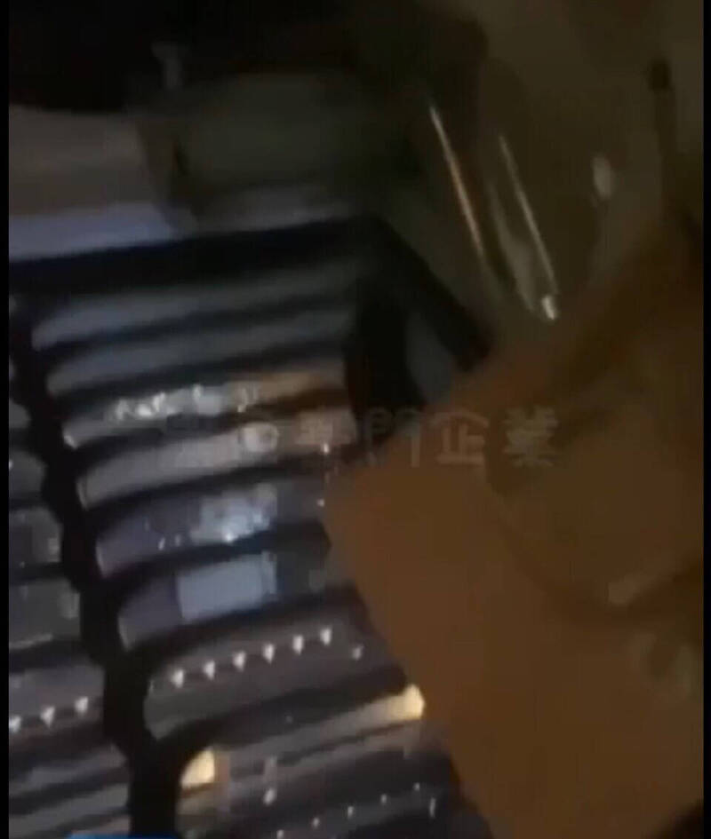 许男在落地窗外的七期百万夜景前，无助的被夺去性命。（撷自黑色豪门企业）
