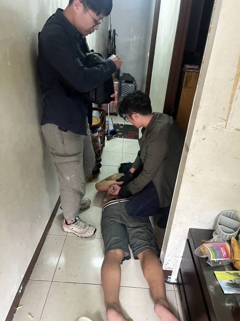毒贩陈男在警方攻坚持,一度手持枪枝欲反击,幸迅速被员警压制。(民众提供) 毒贩陈男在警方攻坚持,一度手持枪枝欲反击,幸迅速被员警压制。(民众提供)