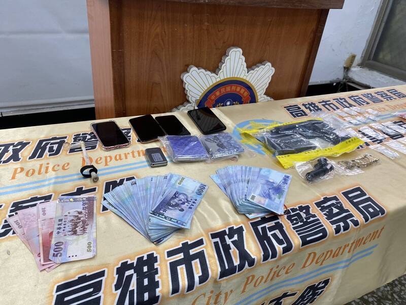 警方逮捕陈男与洪女贩毒情侣档,并查扣现金和手机等证物。(民众提供) 警方逮捕陈男与洪女贩毒情侣档,并查扣现金和手机等证物。(民众提供)