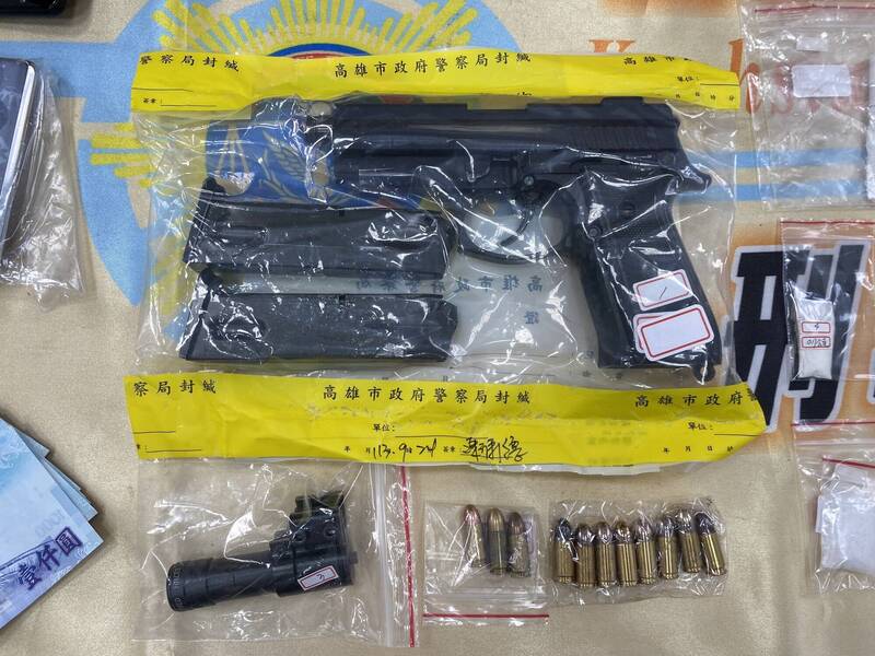 警方压制陈男,并查扣其持有的1把手枪、11发子弹和红外线瞄准器。(民众提供) 警方压制陈男,并查扣其持有的1把手枪、11发子弹和红外线瞄准器。(民众提供)