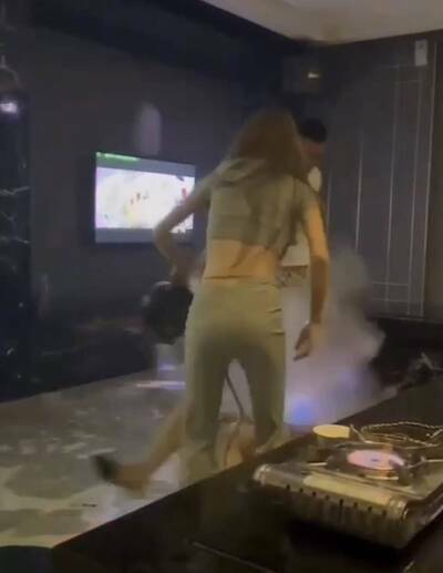 陈女端起桌上热汤,从孙女头部淋下,瞬间水蒸气弥漫,孙女哀嚎翻滚。(记者张瑞桢翻摄) 陈女端起桌上热汤,从孙女头部淋下,瞬间水蒸气弥漫,孙女哀嚎翻滚。(记者张瑞桢翻摄)