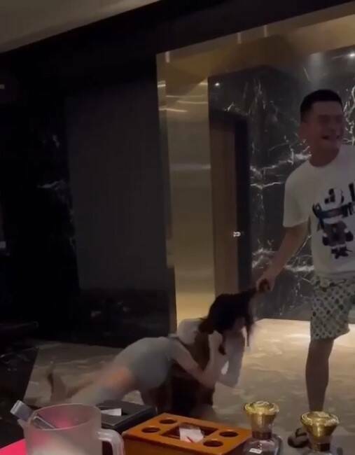 陈女(图左,灰衣者)与孙女(图中,黑衣者)扭打时,赵男强拉孙女头发。(记者张瑞桢翻摄) 陈女(图左,灰衣者)与孙女(图中,黑衣者)扭打时,赵男强拉孙女头发。(记者张瑞桢翻摄)