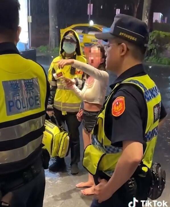 孙女(图中)」案发后向警方指证动手的3人,检方起诉声明重判3人,但法院全都轻判。(记者张瑞桢翻摄自「爆废公社」) 孙女(图中)」案发后向警方指证动手的3人,检方起诉声明重判3人,但法院全都轻判。(记者张瑞桢翻摄自「爆废公社」)