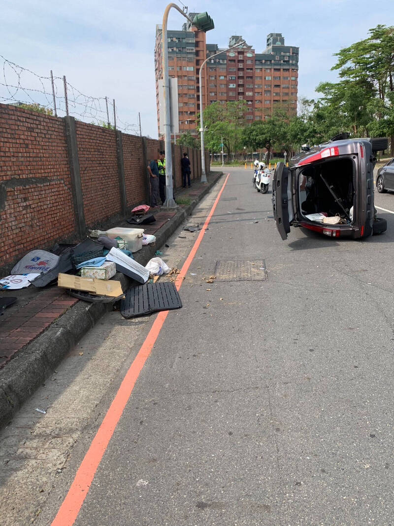 高雄陈姓男子疑精神不济自撞人行道边坡翻车,受伤就医酒测值0。(图由民众提供) 高雄陈姓男子疑精神不济自撞人行道边坡翻车,受伤就医酒测值0。(图由民众提供)