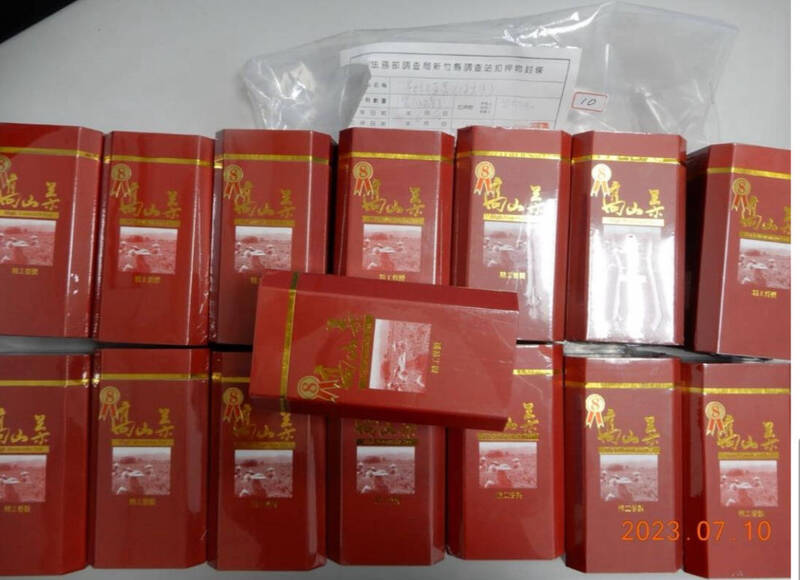 越南茶叶加工伪装成台湾高山茶叶罐。(新竹地检署提供) 越南茶叶加工伪装成台湾高山茶叶罐。(新竹地检署提供)