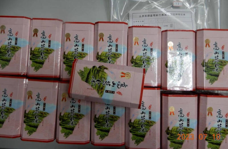 越南茶叶加工伪装成台湾高山茶叶罐。(新竹地检署提供) 越南茶叶加工伪装成台湾高山茶叶罐。(新竹地检署提供)