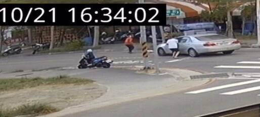 新竹县新埔镇吴姓母女3人被吴姓少年无照驾车撞飞后,少年下车查看。(新埔警分局提供) 新竹县新埔镇吴姓母女3人被吴姓少年无照驾车撞飞后,少年下车查看。(新埔警分局提供)