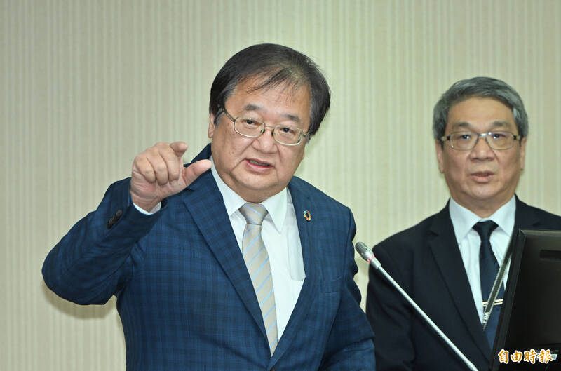 立法院社福及卫环委员会,邀请卫生福利部长邱泰源列席,就「有关新兴烟毒品防制及强化虐童防治作为」进行专题报告并备询。(记者田裕华摄) 立法院社福及卫环委员会,邀请卫生福利部长邱泰源列席,就「有关新兴烟毒品防制及强化虐童防治作为」进行专题报告并备询。(记者田裕华摄)