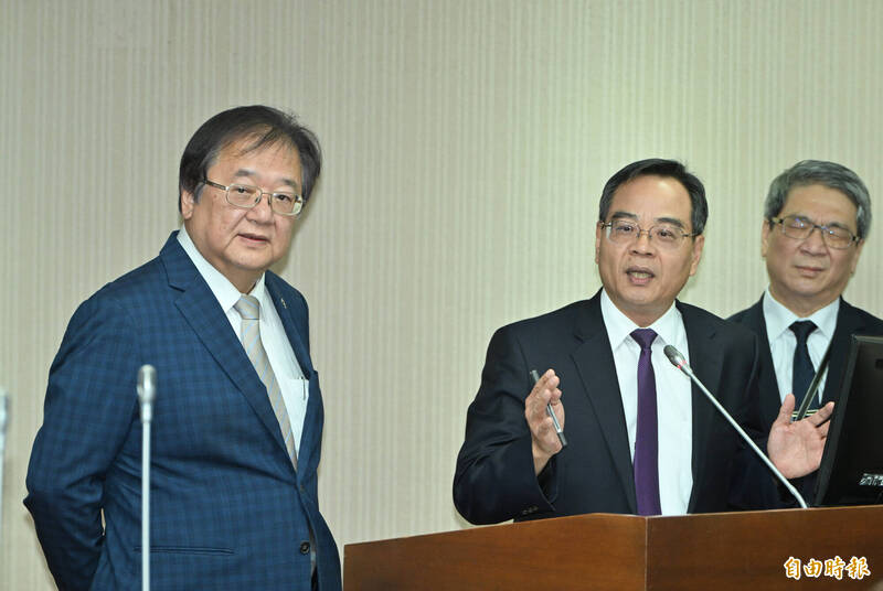 法务部检察司长郭永发(中)表示,目前「依托咪酯」列为第三级毒品,预计11月底或12月初会再召开毒品审议委员会检讨是否升级为第二级毒品。(记者田裕华摄) 法务部检察司长郭永发(中)表示,目前「依托咪酯」列为第三级毒品,预计11月底或12月初会再召开毒品审议委员会检讨是否升级为第二级毒品。(记者田裕华摄)