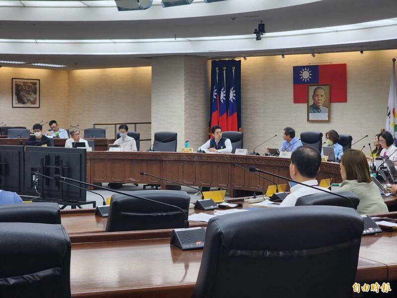 台北市政府今(23日)进行维护公共安全督导会报,会中商业处进行专案报告指出,将强化对于舞厅、舞场、三温暖业反针孔侦测的稽查。(记者甘孟霖摄) 台北市政府今(23日)进行维护公共安全督导会报,会中商业处进行专案报告指出,将强化对于舞厅、舞场、三温暖业反针孔侦测的稽查。(记者甘孟霖摄)