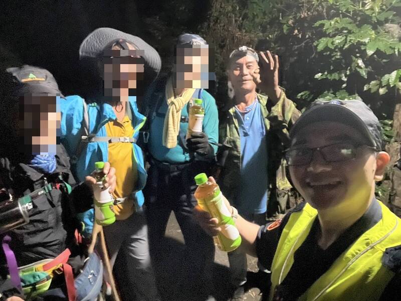 里港警分局警员何韦成(右1)与热心村民林英雄(右2)成功寻获3山友,并协助下山。(图由里港警分局提供) 里港警分局警员何韦成(右1)与热心村民林英雄(右2)成功寻获3山友,并协助下山。(图由里港警分局提供)