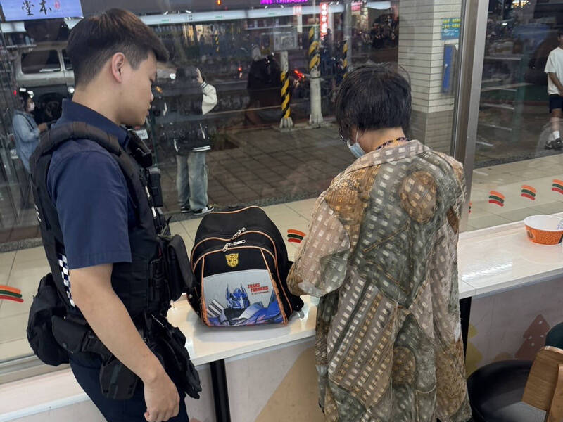 妇人顺手牵羊,店员发现后报警处理。(民众提供) 妇人顺手牵羊,店员发现后报警处理。(民众提供)