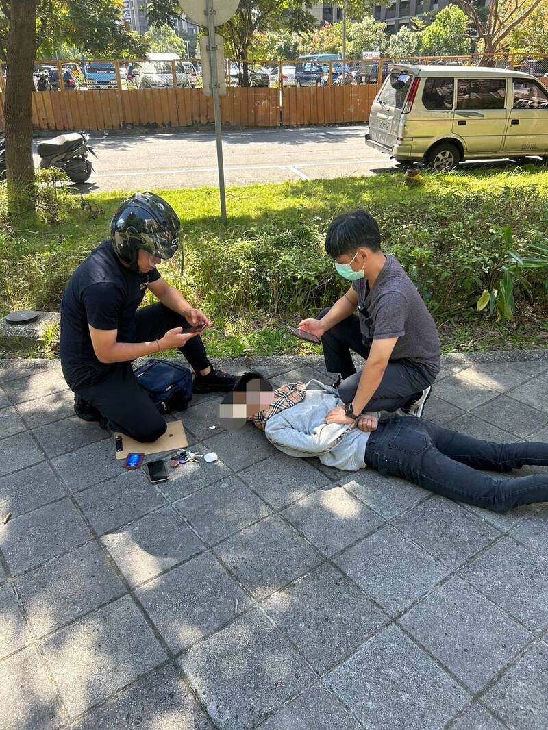 警方趁陈姓车手现身取款时,随即上前压制逮人。(记者陆运锋翻摄) 警方趁陈姓车手现身取款时,随即上前压制逮人。(记者陆运锋翻摄)