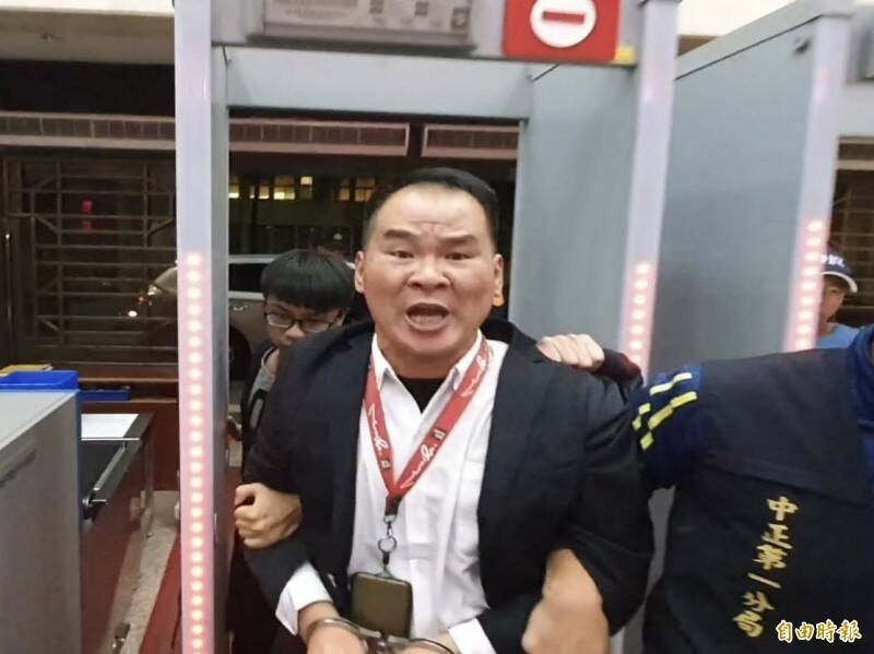 前十大枪击要犯蓝信祺想登记选立委,被中选会以他曾犯枪砲弹药刀械管制条判刑定谳为由拒绝;他不服提告,仍遭北高行判决败诉。(资料照) 前十大枪击要犯蓝信祺想登记选立委,被中选会以他曾犯枪砲弹药刀械管制条判刑定谳为由拒绝;他不服提告,仍遭北高行判决败诉。(资料照)