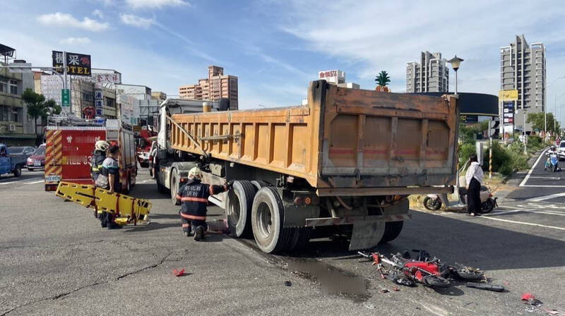 砂石车辗过妇人,司机警觉时已来不及。(民众提供) 砂石车辗过妇人,司机警觉时已来不及。(民众提供)