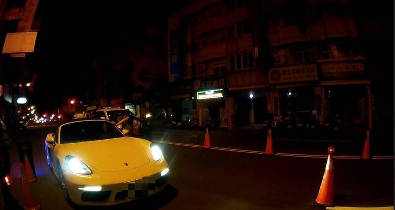 警方拦查到保时捷跑车。(图由警方提供) 警方拦查到保时捷跑车。(图由警方提供)