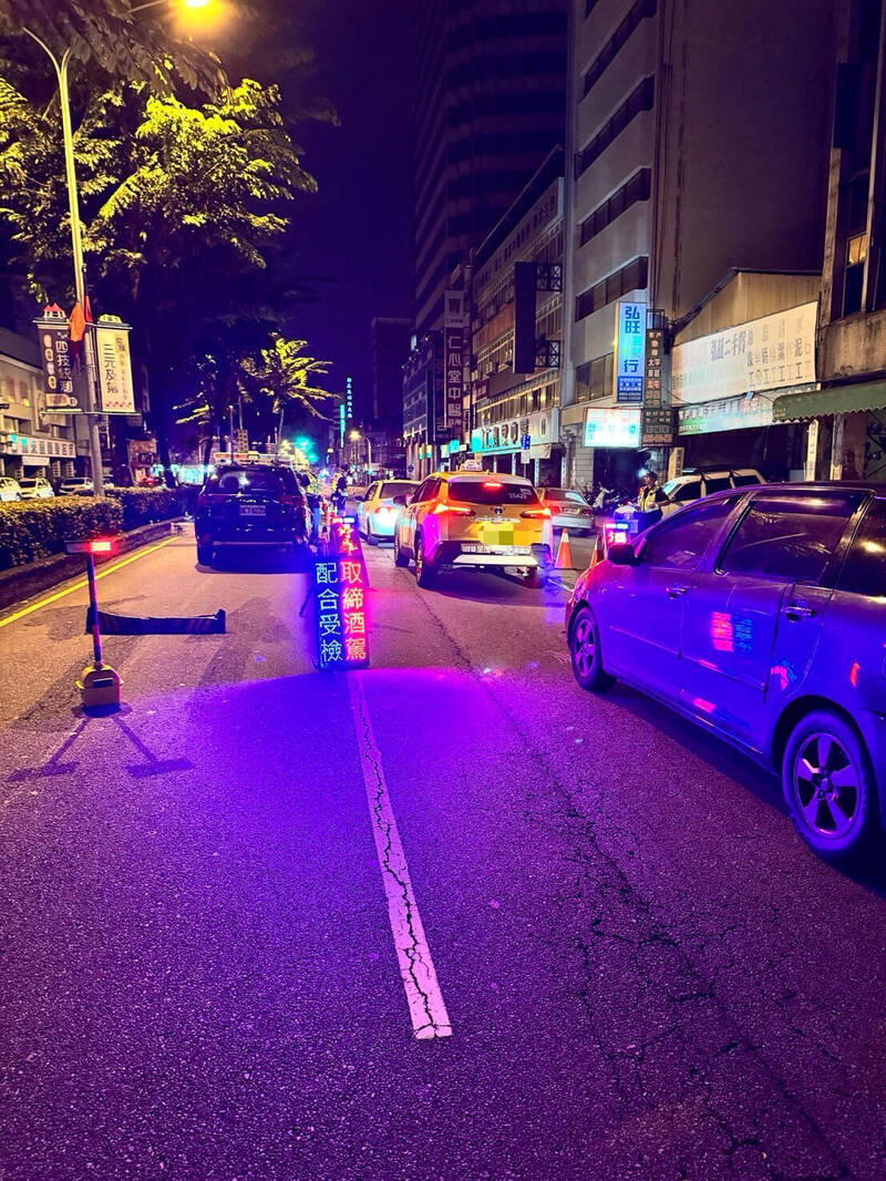 第二分局执行取缔酒后驾车「拂晓专案」。(图由警方提供) 第二分局执行取缔酒后驾车「拂晓专案」。(图由警方提供)