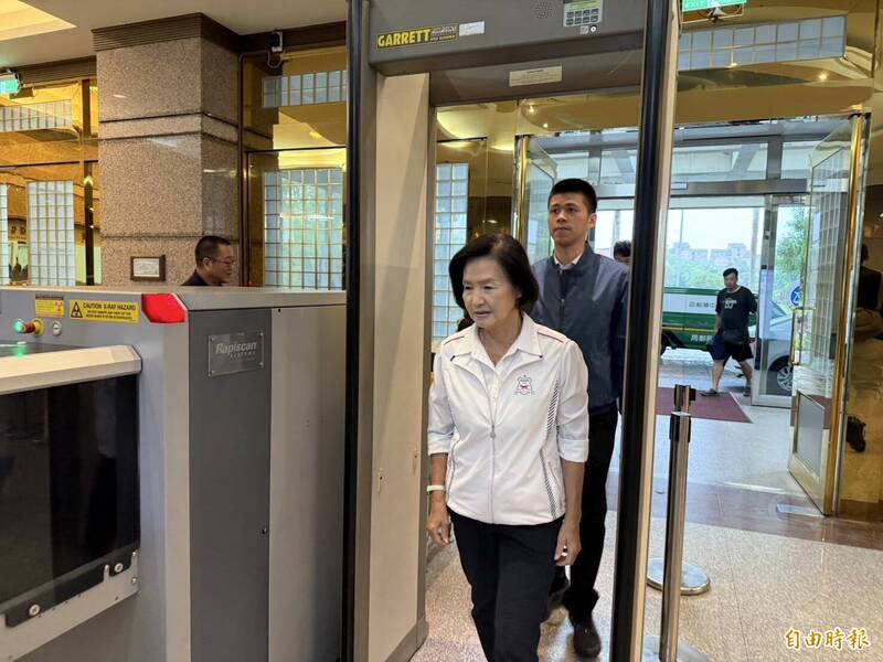 宜兰地院审理宜兰县长林姿妙涉贪案,今天晚间全案辩论终结,定12月31日下午2点半一审宣判,检方在论罪科刑部分,林违反贪污治罪违背职务行为收受不正利益罪部分,求处有期徒刑20年、褫夺公权5年。(记者王峻祺摄) 宜兰地院审理宜兰县长林姿妙涉贪案,今天晚间全案辩论终结,定12月31日下午2点半一审宣判,检方在论罪科刑部分,林违反贪污治罪违背职务行为收受不正利益罪部分,求处有期徒刑20年、褫夺公权5年。(记者王峻祺摄)