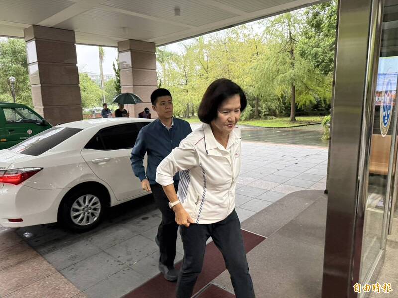 宜兰县长林姿妙涉贪案订于今年12月31日宣判,在检方起诉罪名中,又以违反贪污治罪违背职务行为收受不正利益罪的刑责最严重,检察官今天更当庭请求法官从重量刑20年、褫夺公权5年。(记者王峻祺摄) 宜兰县长林姿妙涉贪案订于今年12月31日宣判,在检方起诉罪名中,又以违反贪污治罪违背职务行为收受不正利益罪的刑责最严重,检察官今天更当庭请求法官从重量刑20年、褫夺公权5年。(记者王峻祺摄)