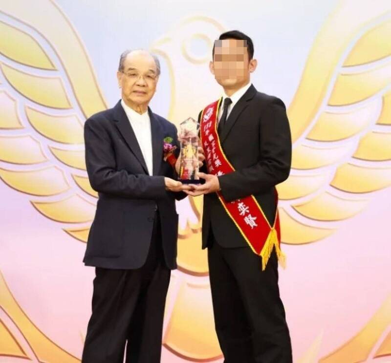 郑姓侦查员曾获警光奖。(记者徐圣伦翻摄) 郑姓侦查员曾获警光奖。(记者徐圣伦翻摄)