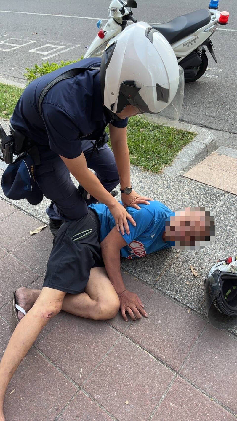 穿背号「32」蓝T偷机车,员警路口巧遇拦捕。(民众提供) 穿背号「32」蓝T偷机车,员警路口巧遇拦捕。(民众提供)