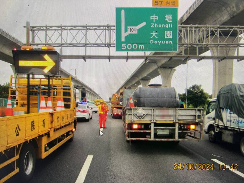 一小客车今午行经国道1号南向56公里处,不明原因擦撞大货车。(记者黄政嘉翻摄) 一小客车今午行经国道1号南向56公里处,不明原因擦撞大货车。(记者黄政嘉翻摄)