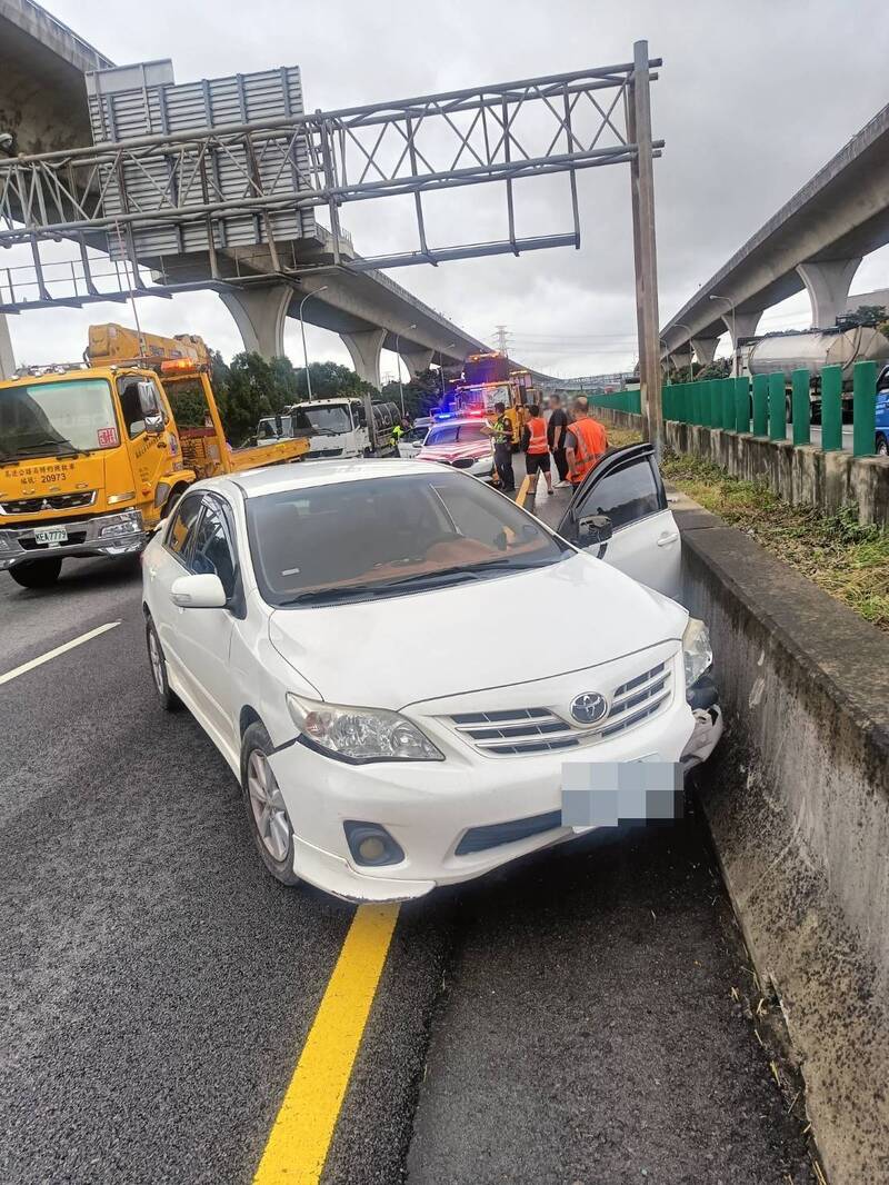 小客车驾驶身体不适送部立桃园医院检查。(记者黄政嘉翻摄)(记者黄政嘉摄) 小客车驾驶身体不适送部立桃园医院检查。(记者黄政嘉翻摄)(记者黄政嘉摄)