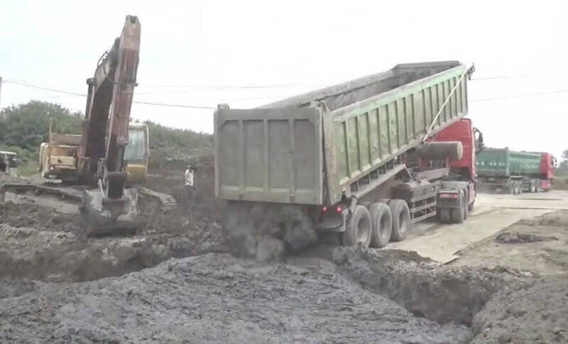 彰化沿海地区遭不法弃土清运集团锁定,短短一年就载运超过52.5万吨工程弃土进行非法掩埋。(彰化地检署提供) 彰化沿海地区遭不法弃土清运集团锁定,短短一年就载运超过52.5万吨工程弃土进行非法掩埋。(彰化地检署提供)