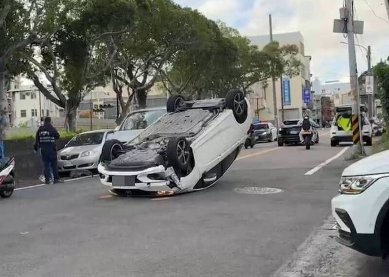 苗栗21岁黄姓驾驶今天清晨涉嫌酒后驾白色轿车撞上路边汽车后翻覆,在路中央四轮朝天。(图由民众提供) 苗栗21岁黄姓驾驶今天清晨涉嫌酒后驾白色轿车撞上路边汽车后翻覆,在路中央四轮朝天。(图由民众提供)