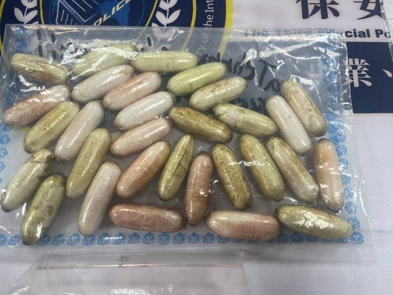 警方查获塞进外籍女子体内的海洛因胶囊。(记者吴升儒翻摄) 警方查获塞进外籍女子体内的海洛因胶囊。(记者吴升儒翻摄)