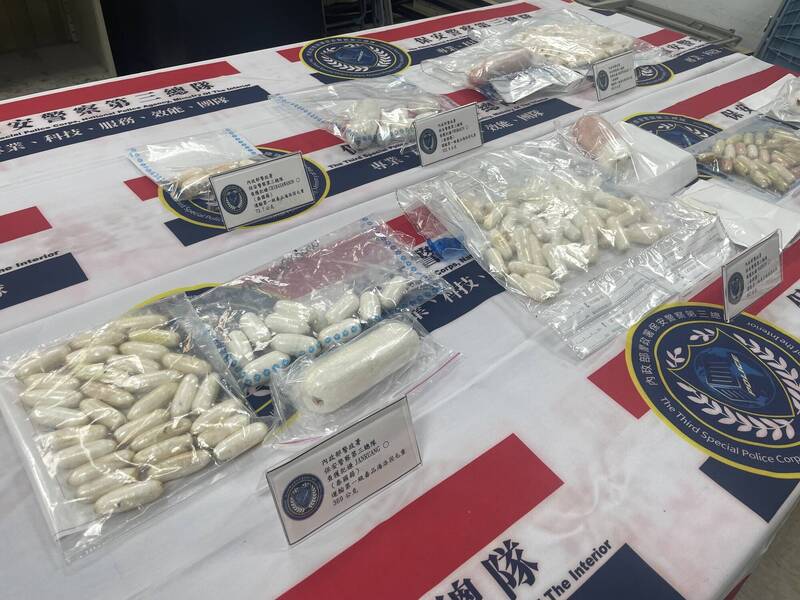 警方从运毒人士体内及私密处取出海洛因胶囊。(记者吴升儒翻摄) 警方从运毒人士体内及私密处取出海洛因胶囊。(记者吴升儒翻摄)