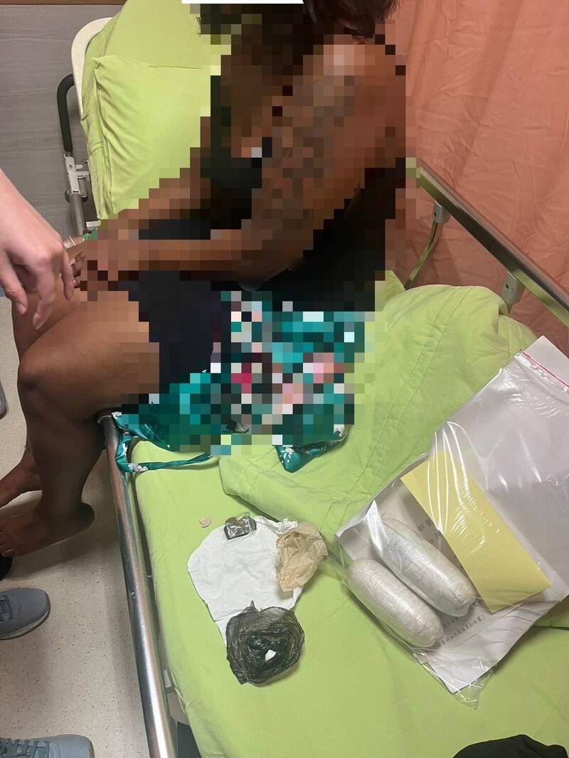 运毒女子将体内的毒胶囊取出。(记者吴升儒翻摄) 运毒女子将体内的毒胶囊取出。(记者吴升儒翻摄)