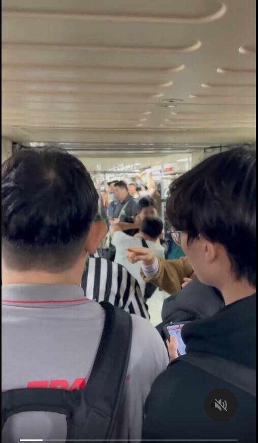 两名男子在一辆板南线捷运列车上扭打。(记者吴仁捷翻摄) 两名男子在一辆板南线捷运列车上扭打。(记者吴仁捷翻摄)