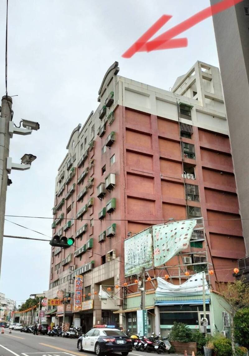 苗栗县竹南镇龙山路与光复路口一栋屋龄30年的大楼,10楼顶的造型女儿墙,受强风吹袭,今天下午出现裂缝、摇摇欲坠。警方获报也到场封闭大楼前龙山路段,请用路人改道通行。 (里长曾锦土提供) 苗栗县竹南镇龙山路与光复路口一栋屋龄30年的大楼,10楼顶的造型女儿墙,受强风吹袭,今天下午出现裂缝、摇摇欲坠。警方获报也到场封闭大楼前龙山路段,请用路人改道通行。 (里长曾锦土提供)