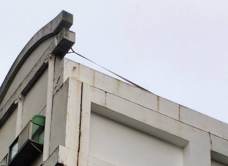 大楼管委会不敢大意紧急以绳索拉撑,并找来铁工先行焊架固定。(里长曾锦土提供) 大楼管委会不敢大意紧急以绳索拉撑,并找来铁工先行焊架固定。(里长曾锦土提供)