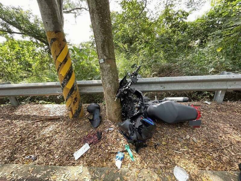 20岁现役军人骑重机撞139线路树送医不治,机车粉碎。(资料照) 20岁现役军人骑重机撞139线路树送医不治,机车粉碎。(资料照)