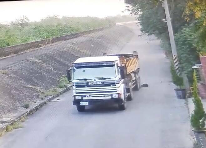 砂石车辗过小黑狗后直接开走。(撷取自影片) 砂石车辗过小黑狗后直接开走。(撷取自影片)