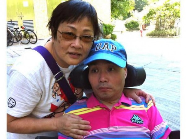 8年前来台采访总统大选却不幸摔倒致四肢瘫痪的香港前亚洲电视摄影记者李东杰,22日传出逝世的消息。(图撷自《记声》) 8年前来台采访总统大选却不幸摔倒致四肢瘫痪的香港前亚洲电视摄影记者李东杰,22日传出逝世的消息。(图撷自《记声》)