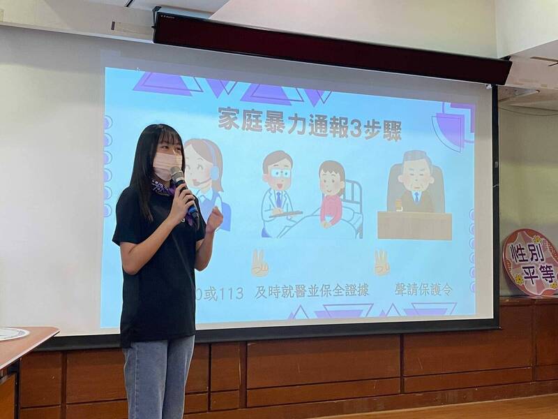 兰女林羿汝是宜兰县最年轻的社区防暴宣讲师。(宜萱妇幼关怀协会提供) 兰女林羿汝是宜兰县最年轻的社区防暴宣讲师。(宜萱妇幼关怀协会提供)