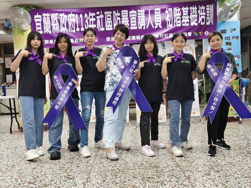就读兰阳女中一年级的林羿汝(左1),是宜萱妇幼关怀协会一员,从小跟著投身公益并参与防暴宣讲培训。(宜萱妇幼关怀协会提供) 就读兰阳女中一年级的林羿汝(左1),是宜萱妇幼关怀协会一员,从小跟著投身公益并参与防暴宣讲培训。(宜萱妇幼关怀协会提供)