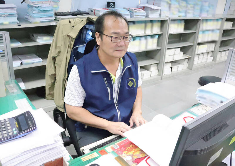 书记官制作扣押存款执行命令。(屏东执行分署提供) 书记官制作扣押存款执行命令。(屏东执行分署提供)