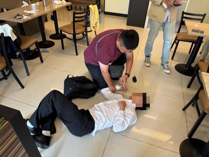 警方拘捕今年夏天才高中毕业,年仅18岁的林姓车手,他被警察摔倒在地,显得很狼狈。(警方提供) 警方拘捕今年夏天才高中毕业,年仅18岁的林姓车手,他被警察摔倒在地,显得很狼狈。(警方提供)