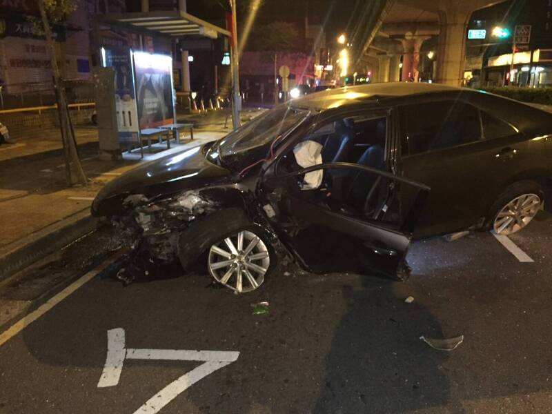 杨男轿车损毁颇严重,车头几乎撞烂,安全气囊爆开。(记者张瑞桢翻摄) 杨男轿车损毁颇严重,车头几乎撞烂,安全气囊爆开。(记者张瑞桢翻摄)