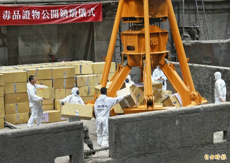 近2000公斤各类毒品销毁,总箱数326箱,大麻高达1637公斤最多,占总销毁量85%。(记者方宾照摄) 近2000公斤各类毒品销毁,总箱数326箱,大麻高达1637公斤最多,占总销毁量85%。(记者方宾照摄)
