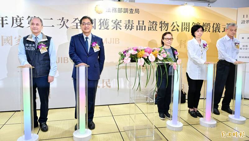 法务部长郑铭谦(左2)等人见证、启动销毁程序。(记者方宾照摄) 法务部长郑铭谦(左2)等人见证、启动销毁程序。(记者方宾照摄)