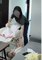 孤坐沙发的男婴爬行摔落、后脑著地。(读者提供) 孤坐沙发的男婴爬行摔落、后脑著地。(读者提供)