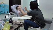 陈女压男婴头部喂食。(读者提供) 陈女压男婴头部喂食。(读者提供)